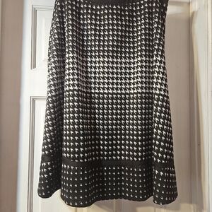 Elegant Black and White Houndstooth Skirt Size Large